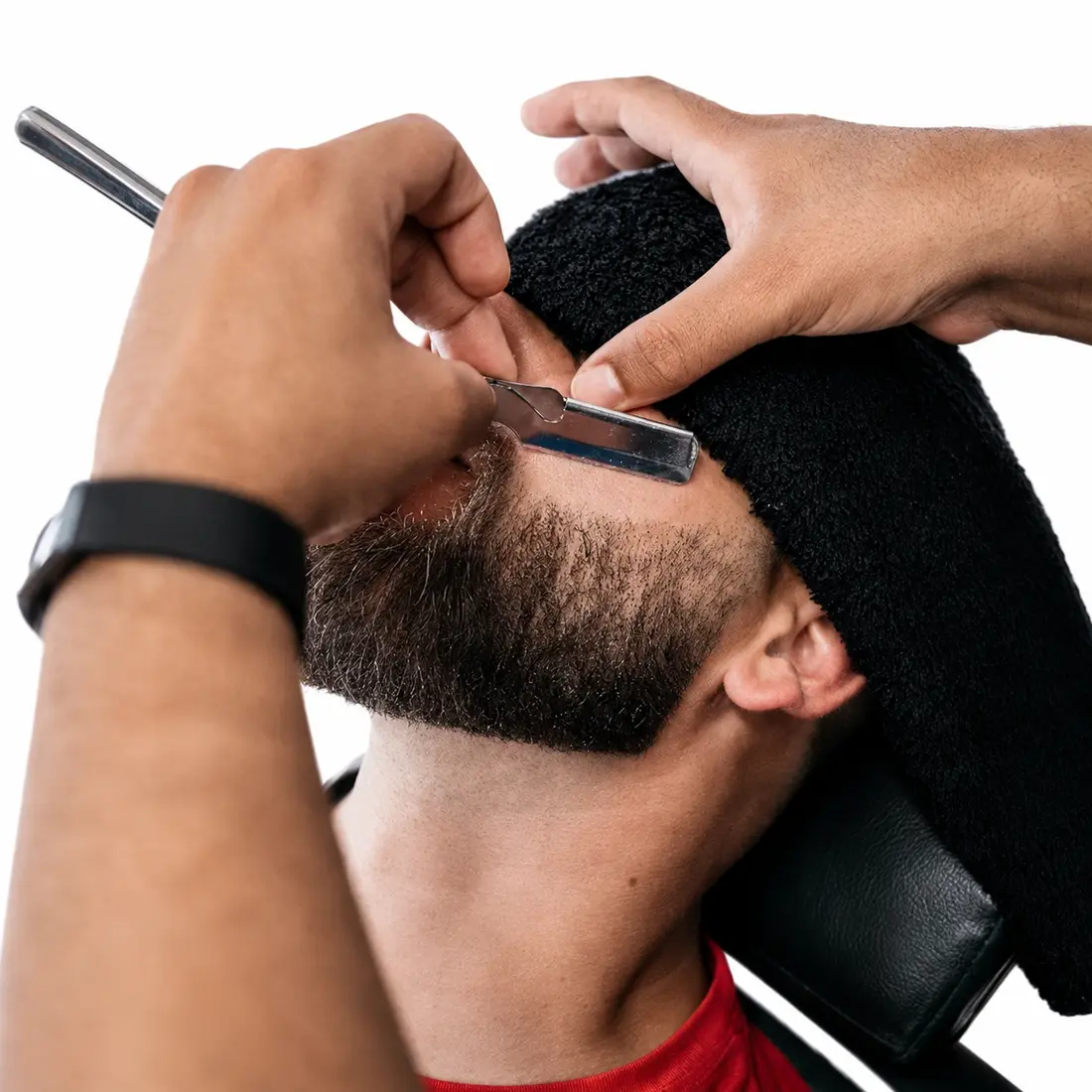 Serviço de barba premium com navalha na Fred’s — Barbearia Clássica em Leiria
