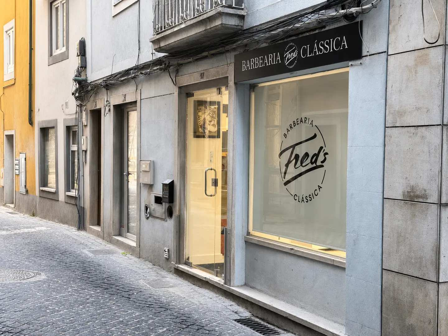 Entrada da Fred’s — Barbearia Clássica na Rua da Vitória em Leiria